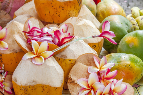 eau de coco et fruits tropicaux, marché des Seychelles