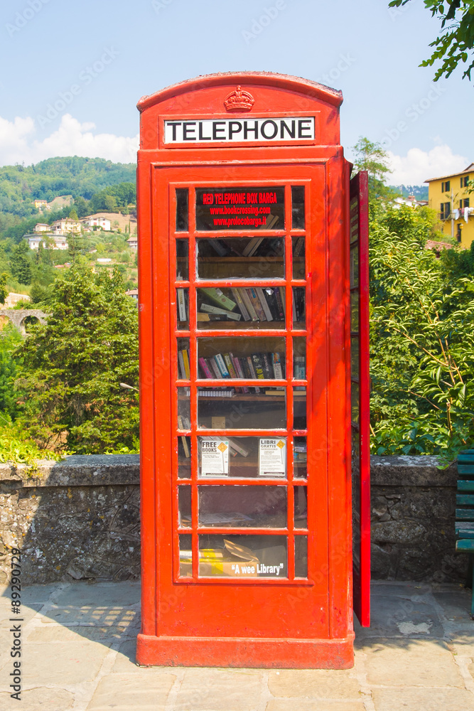 Obraz premium Libreria gratuita all'interno della cabina telefonica