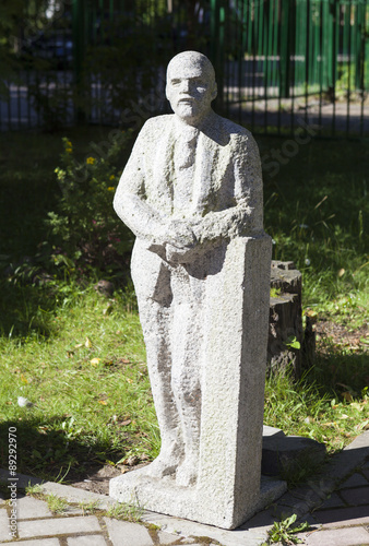 Скульптурное изображение В.И. Ульянова-Ленина на территории музея 
