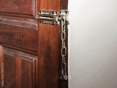 Chain door lock