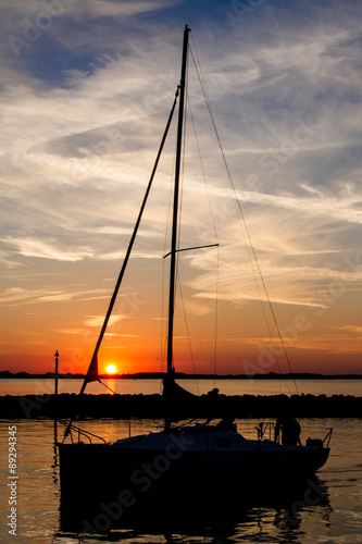 Boot im Sonnenuntergang auf dem Weg in den Kanal