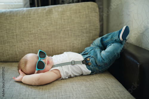 Fényképezés cute little boy in sunglasses