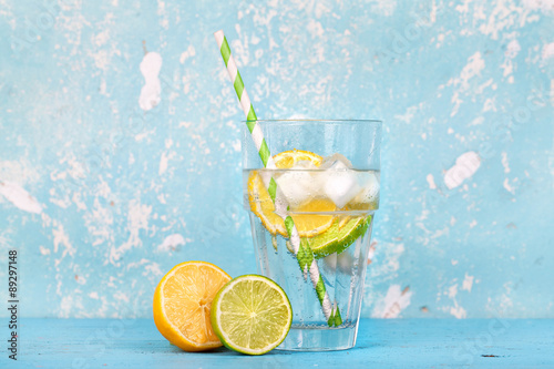 Mineralwasser mit Eis, Zitrone und Limette photo