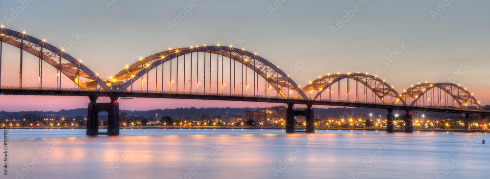 Obraz premium Centennial Bridge across the Mississippi River at dusk between Rock Island, Illinois and Davenport, Iowa