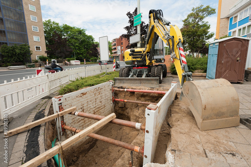 Bagger, Baugrube und Verbauplatte - Baustelle mit Weitwinkel photo