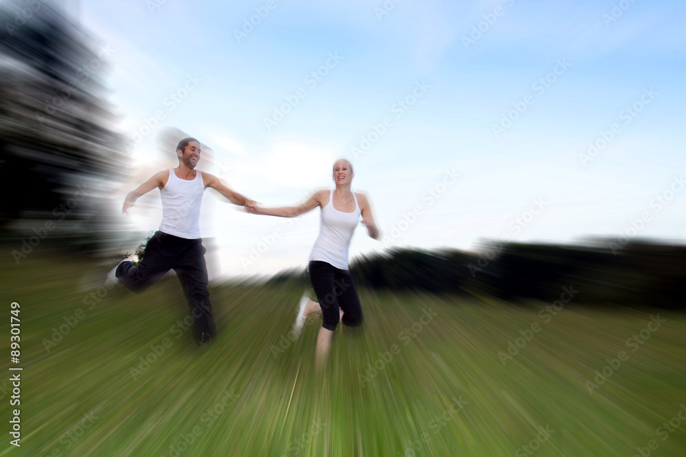 Ein Mann und eine Frau rennen durch eine grüne Landschaft