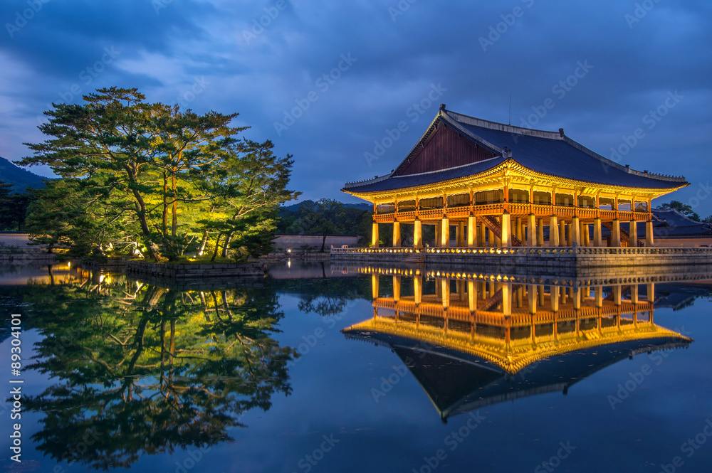 Obraz premium Gyeongbokgung Palace at night in seoul,Korea.