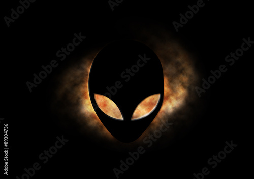 Alien Gesicht vor Steinwand