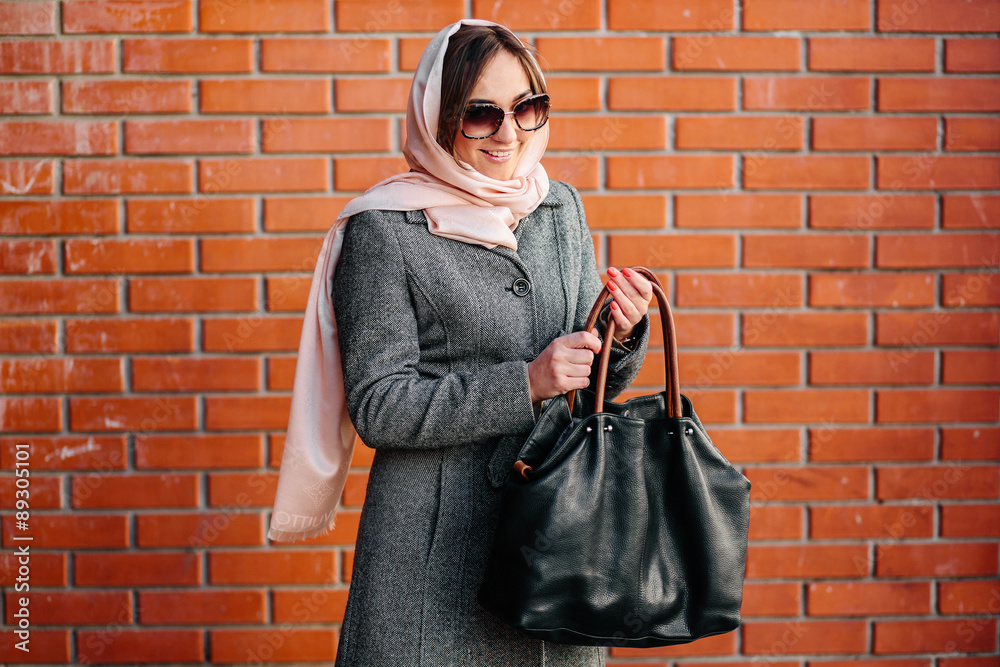 Naklejka premium girl in a coat on the street