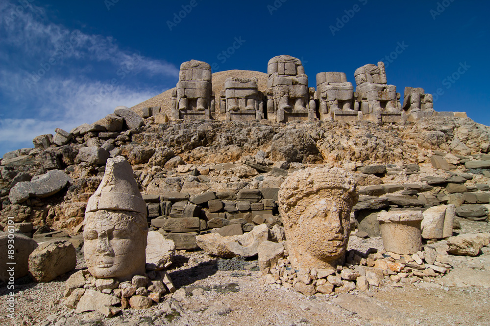 Steinköpfe und Sitzstatuen am Nemrut Dagi, Türkei StockFoto Adobe Stock