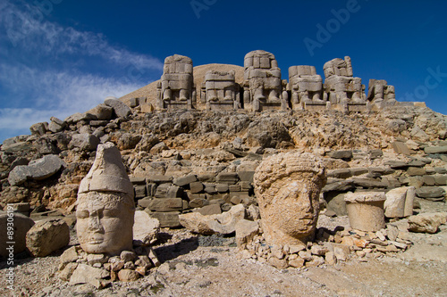 Steinköpfe und Sitzstatuen am Nemrut Dagi, Türkei