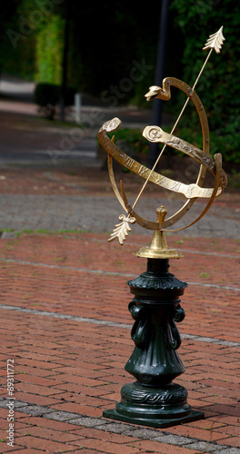 фотографія brazen sundial