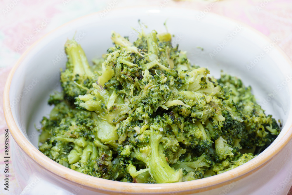 Broccoli bolliti, soggetto isolato, nella pentola, broccoli con cucchiaio conditi Broccoli bolliti, soggetto isolato, nella pentola, broccoli con cucchiaio conditi
