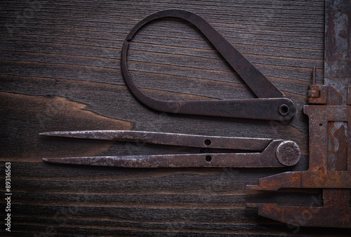 Canvas-taulu Rough trammel calipers on vintage wood board top view image