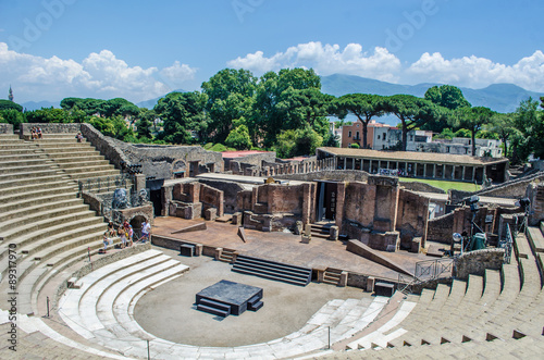 Fotografia view of the ruin of amphitheatre - theatre in italian pompeii