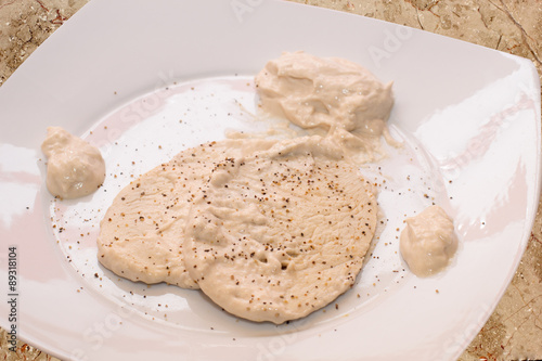 Vitello tonnato, piatto di vitel tonné, salsa per carne di vitello tonnato photo