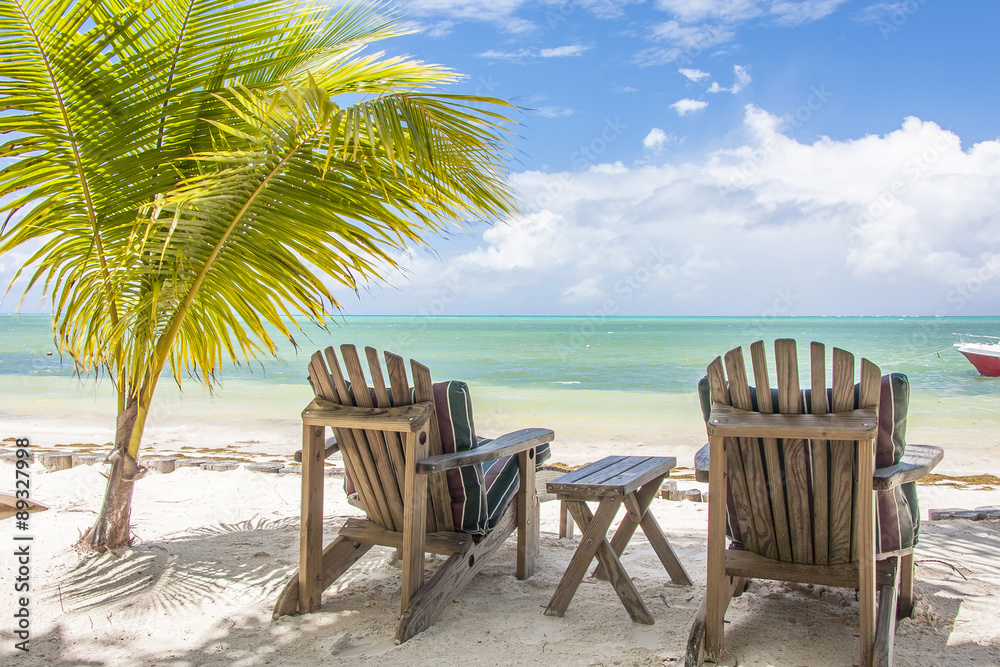 fauteuils sur plage de Praslin aux Seychelles 