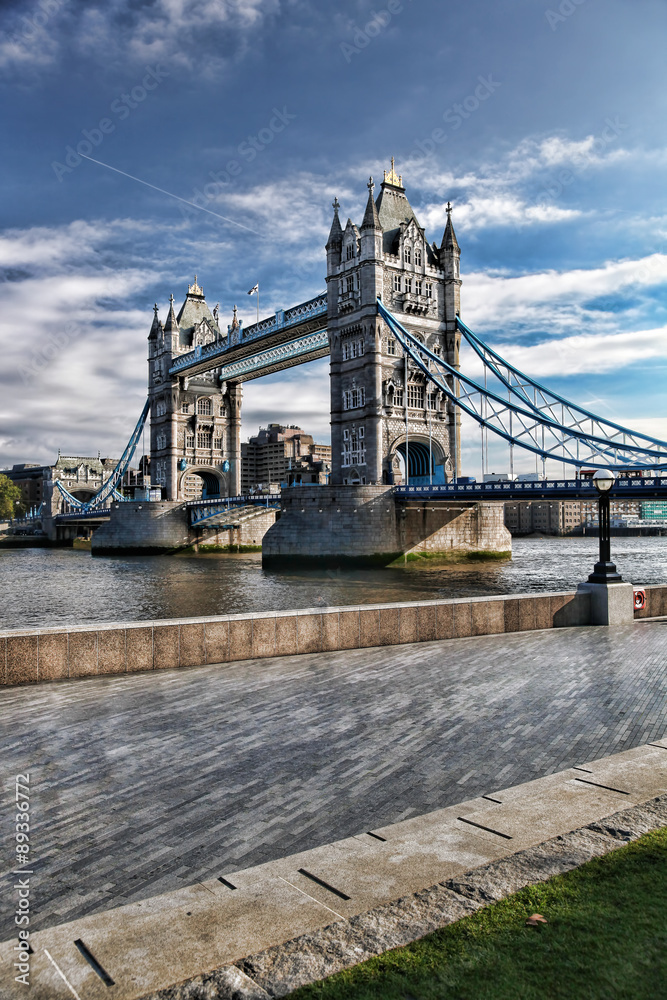 Obraz premium Słynny Tower Bridge przeciw błękitne niebo w Londynie, w Anglii