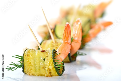 Zucchini-Garnelen-Röllchen mit frischem Dill