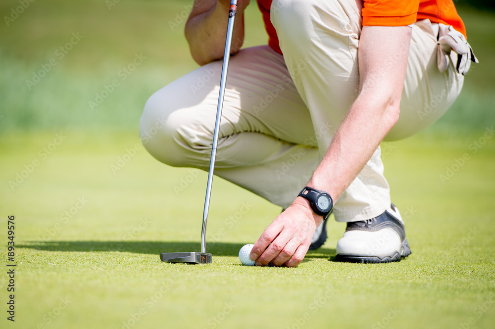 Obraz premium Golfer is putting the golf ball on the green to hit it.