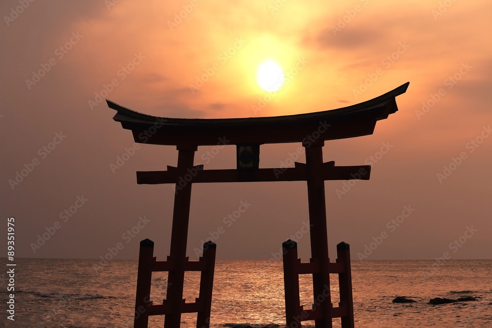 夕日沈む海の上の鳥居 夕日沈む海の上の鳥居