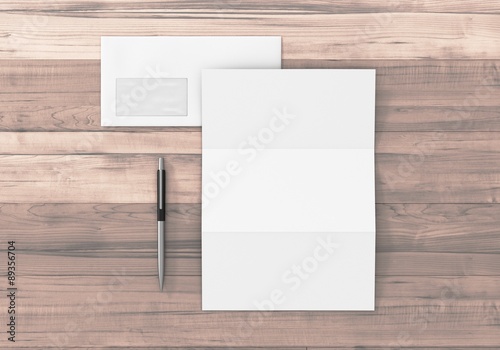 Briefpapier mit Kuvert Stift Vorlage auf Holz © alperdostal