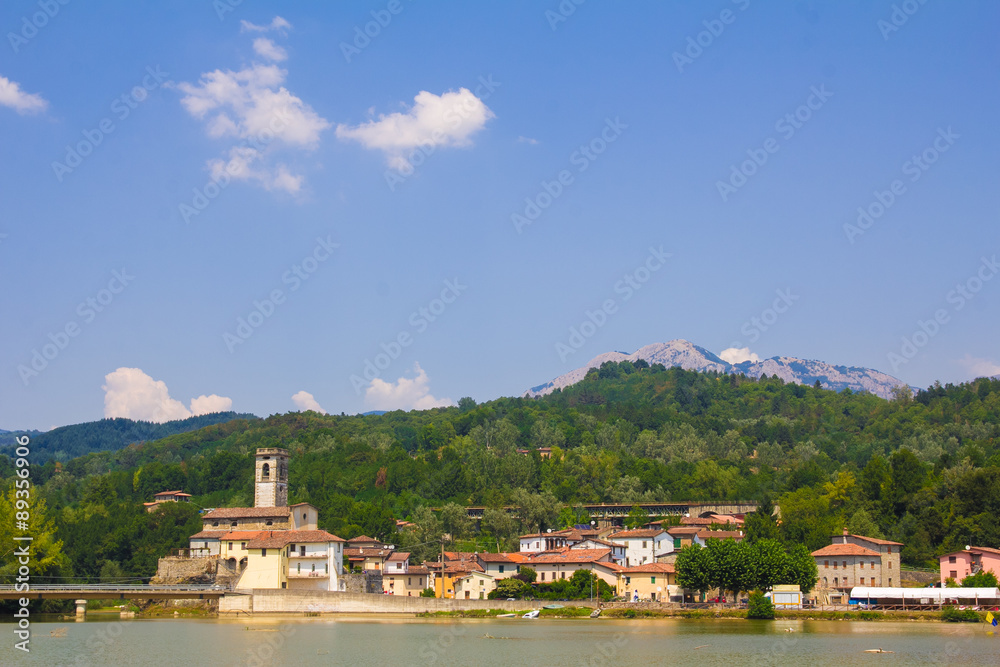 Foto panoramica di un piccolo villaggio della Garfagnana