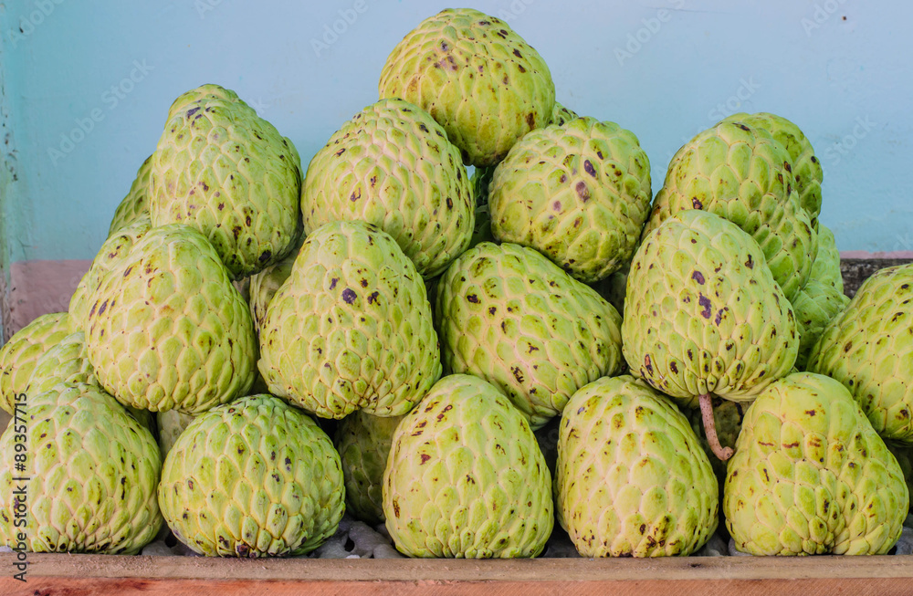 Obraz premium Sweetsop on table for sell, selective focus point.