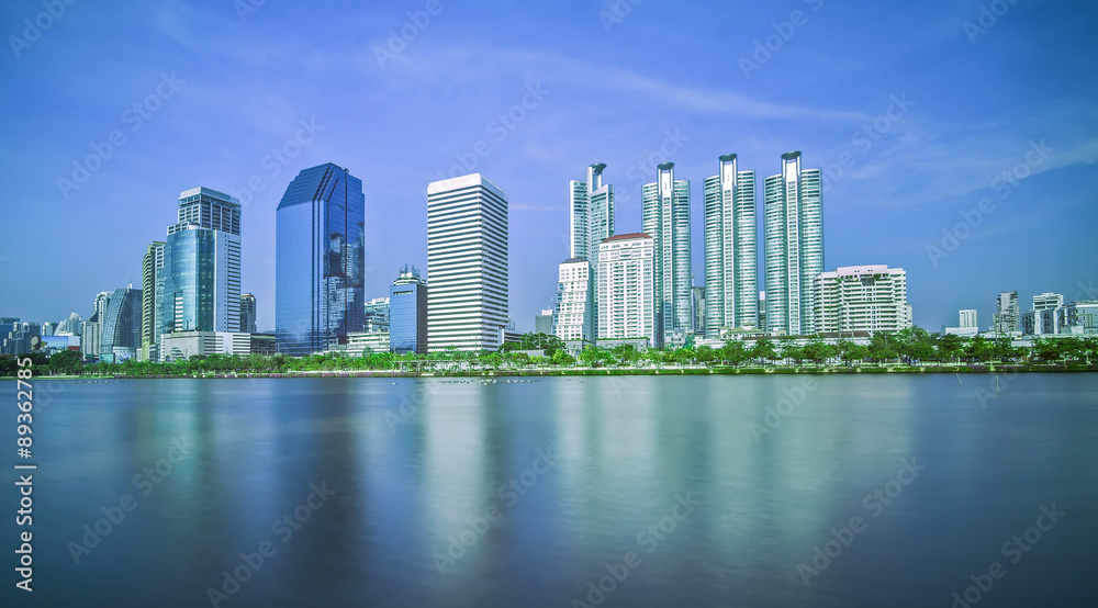 Fototapeta premium This city and lake
