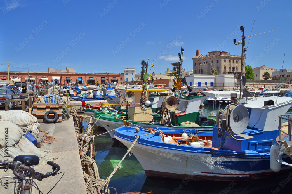 Favignana, il porto e le imbarcazioni dei pescatori ancorate al molo