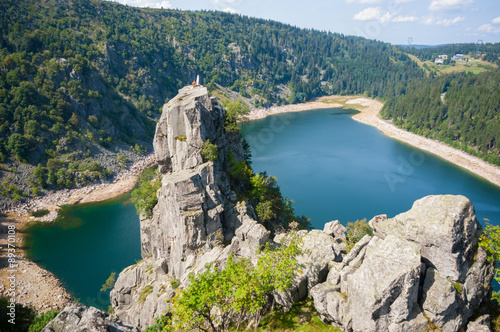 Fototapeta Magnifique rocher Hans surplombant le Lac Blanc dans les Vosges alsaciennes