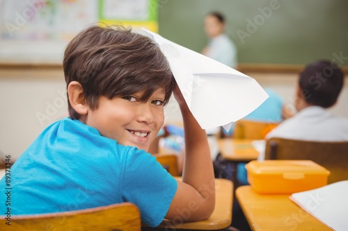 Foto Pupil about to throw paper airplane