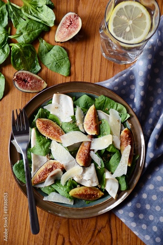 Salad with figs and ham