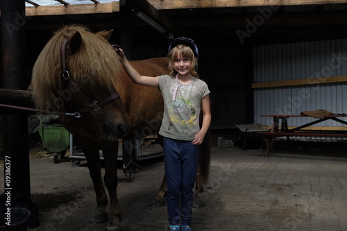 Mädchen mit Pferd