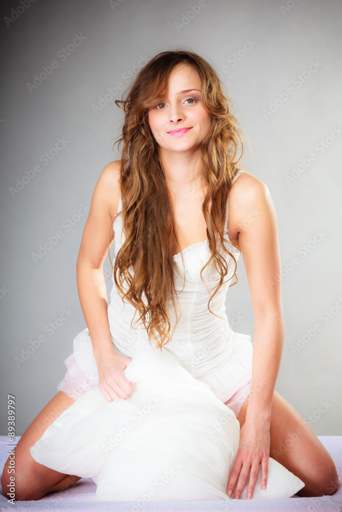 Naklejka premium Attractive woman with pillow.