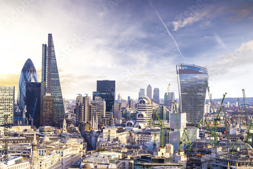 londynski-zmierzch-widok-na-biznesowej-nowozytnej-dzielnicy