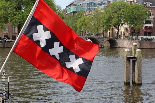 Amsterdam / Canal et drapeau de la ville photo