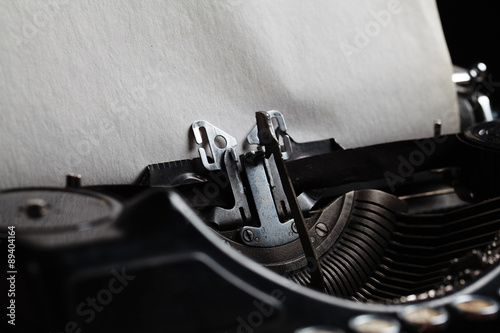 фотографія typewriter with aged textured paper sheet