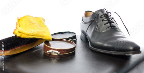 Shoe shining equipment