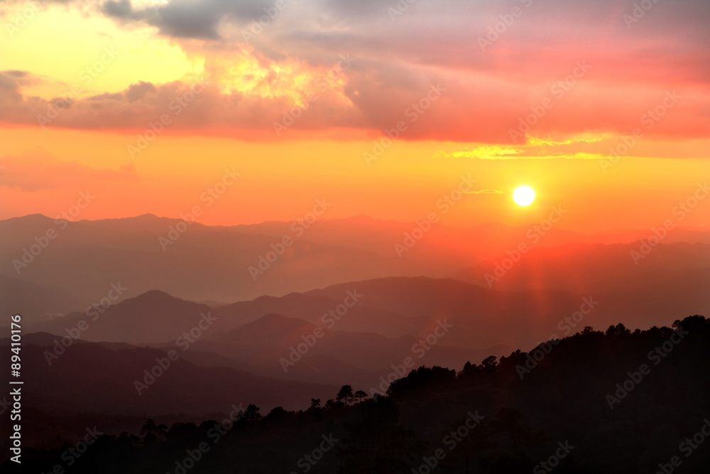 Fototapeta premium Beautiful landscape of sunset with mountain and nice cloud