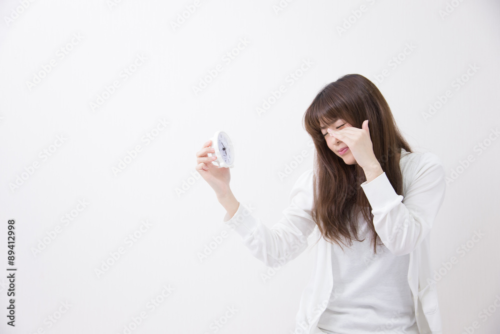 目覚まし時計と女性 目覚まし時計と女性
