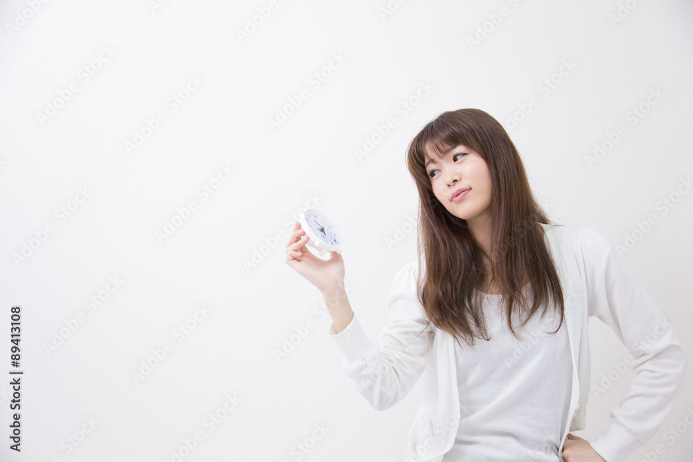 目覚まし時計と女性 目覚まし時計と女性