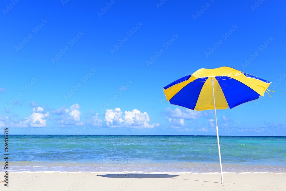 沖縄の青い海とビーチパラソル