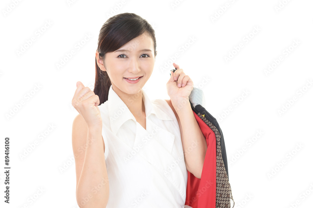 衣類を持つ女性