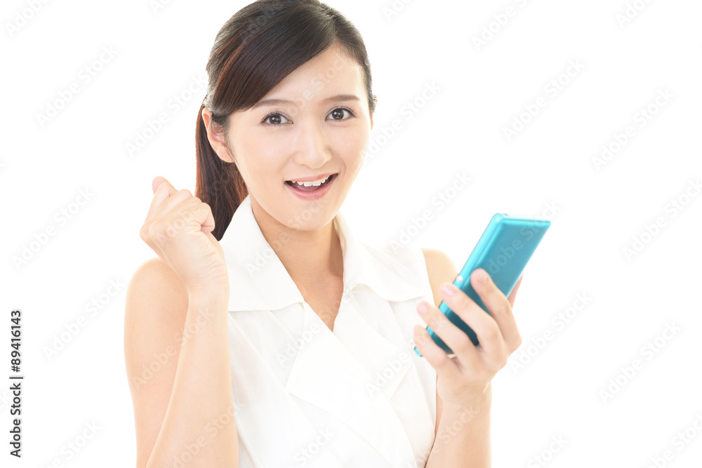 スマートフォンを持つ女性 スマートフォンを持つ女性