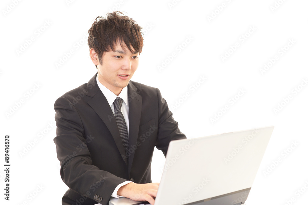 PCで仕事中の男性