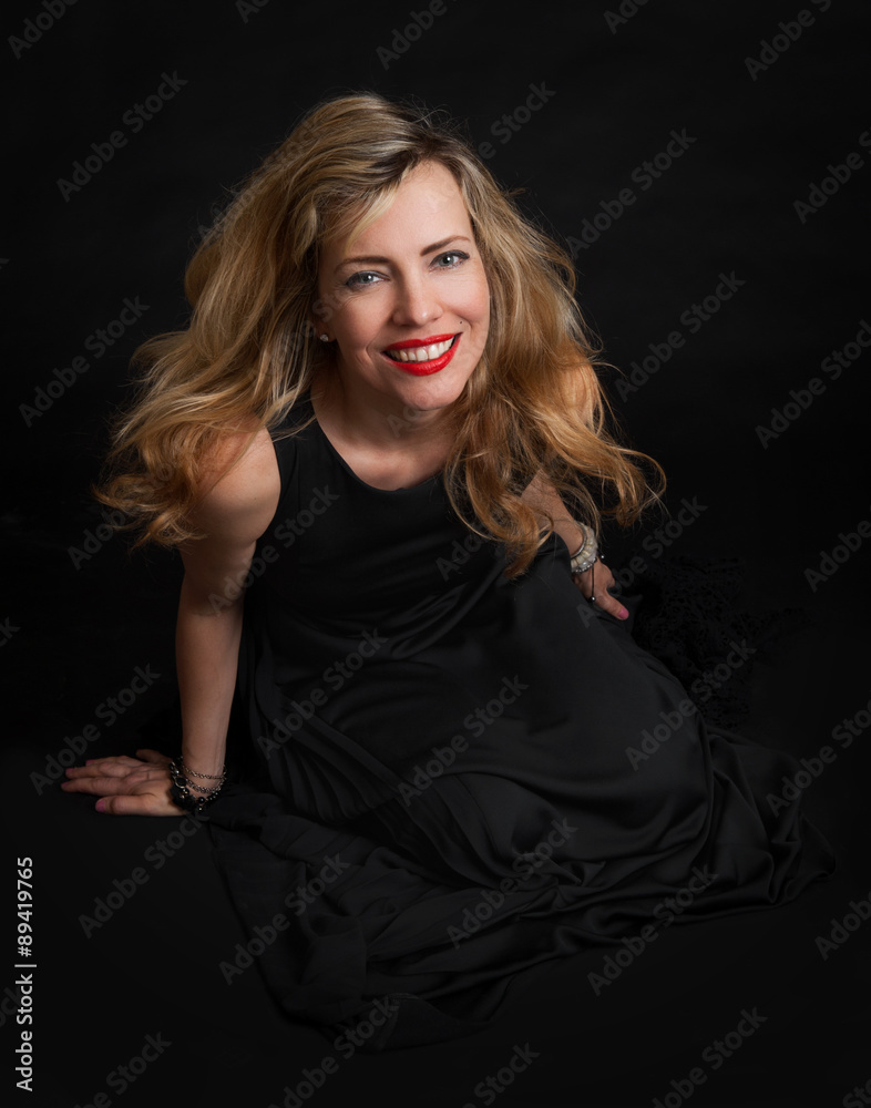 Naklejka premium beautiful sensuality woman in black dress posing
