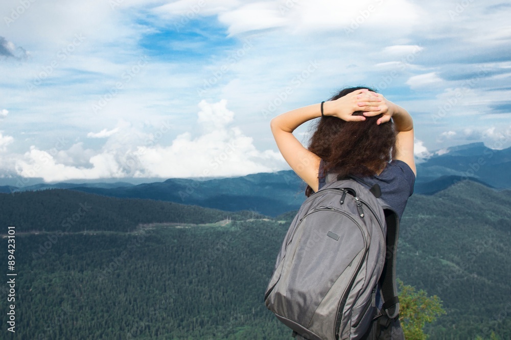 Naklejka premium Девушка в горах