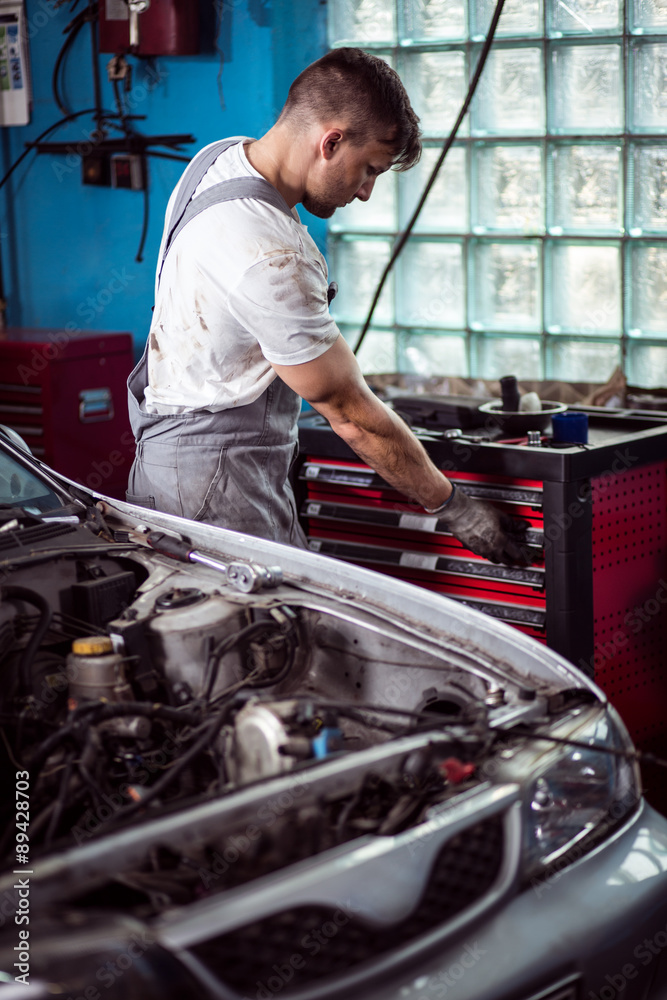 Automobile repair shop worker Automobile repair shop worker