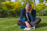 Joven Leyendo un Libro en un Parque